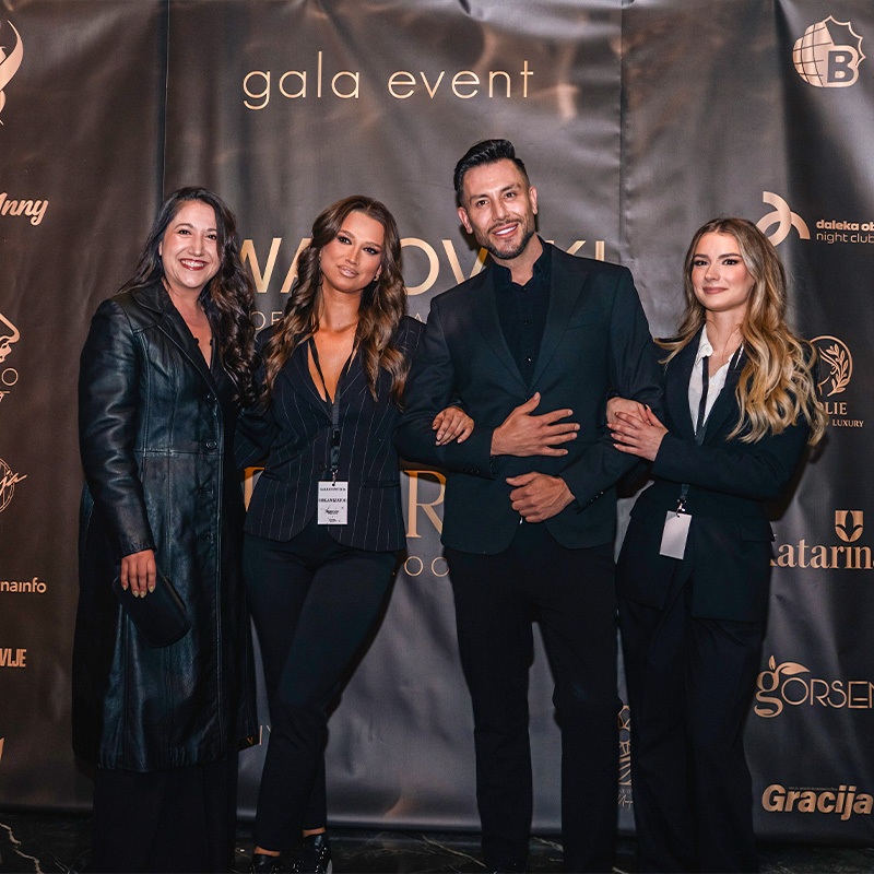 Swarovski gala event Mostar — organizatori večeri na step and repeat panelu
