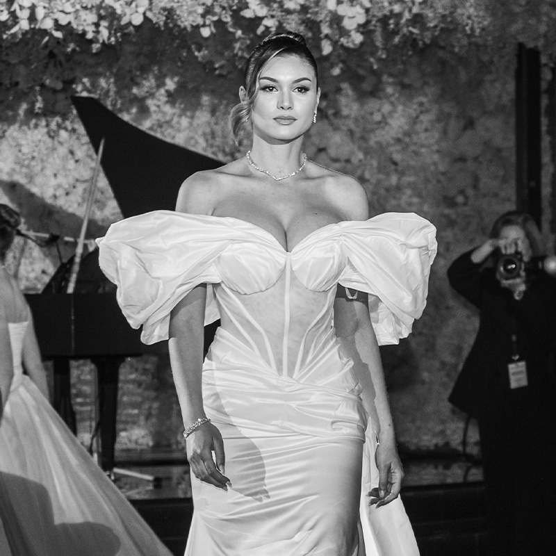 Swarovski gala event — model u bijeloj raskošnoj haljini, Swarovski nakit