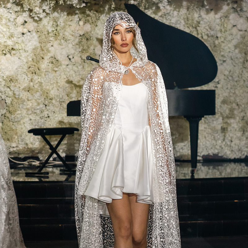 Swarovski gala event — model u couture čipkastom ogrtaču s kapuljačom